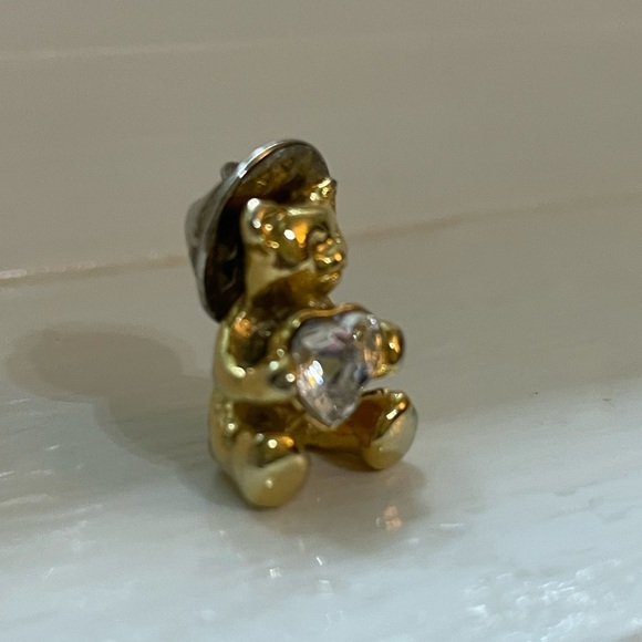 VINTAGE GOLD TONE BEAR HOLDING RHINESTONE HEART BROOCH PIN - Picture 8 of 8